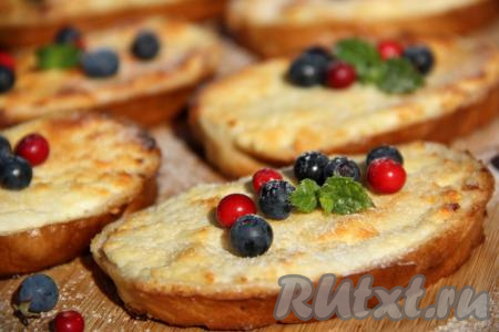 Вкусные, нежные ленивые ватрушки, приготовленные из батона с творогом, достать из духовки и подать к столу в тёплом виде (я перед подачей украсила ягодами). 