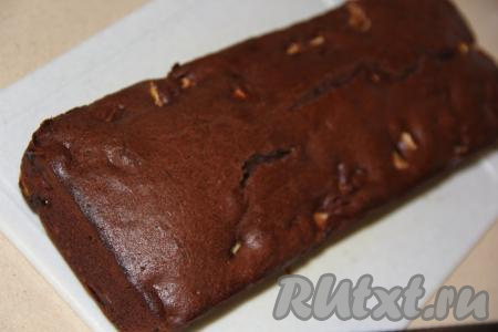 Выпекать шоколадный пирог с яблоками в разогретой духовке минут 35 при температуре 200 градусов. Готовность проверить сухой лучинкой (если после прокалывания пирога лучина остаётся сухой и чистой, значит пирог готов).