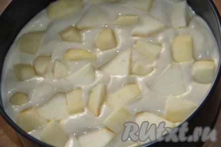 Разложить кусочки яблок поверх теста.