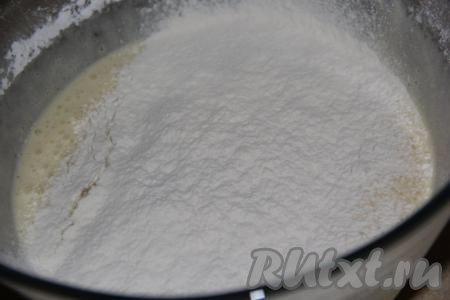 Добавить просеянную муку и ванилин.
