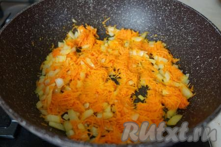 Когда лук станет прозрачным, достаём из холодильника фарш и влажными руками начинаем формировать тефтели. Сформированные тефтели выкладываем на сковороду с морковкой и луком. Я рекомендую на это время снять сковороду с огня, дабы ничего не пригорело.
