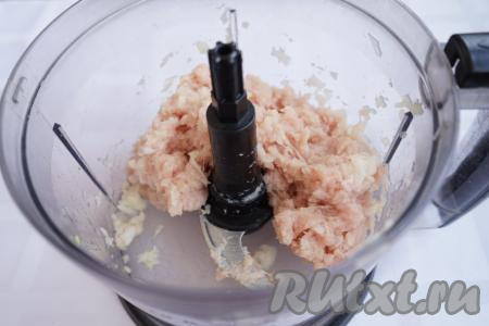 Добавляем в чашу к перемолотому луку фарш, ещё разок включаем блендер, чтобы мясо с луком хорошо перемешались (или перекручиваем на мясорубке).