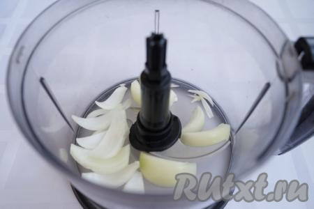 Пока варится рис, займёмся основой тефтелек. Для начала очистим 1 луковицу. Половина луковицы пойдёт в фарш, а вторая половина - в соус. Нарезаем половину луковицы крупно и отправляем в чашу блендера, измельчаем (можно просто мелко нарезать лук или пропустить его через мясорубку).