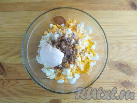 Затем добавить майонез, соль и перец по вкусу. Не пересолите, так как в состав салата входят солёные огурцы и майонез. Перемешать, оставить блюдо на 5-10 минут при комнатной температуре.