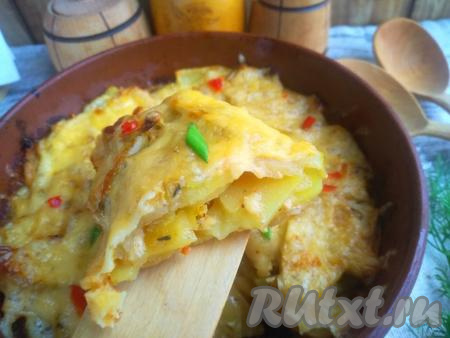 Картофель, запечённый с яблоками, достать из духовки, украсить зелёным луком и подать к столу. Это ароматное, нежное блюдо придётся по вкусу и вам, и вашим близким!