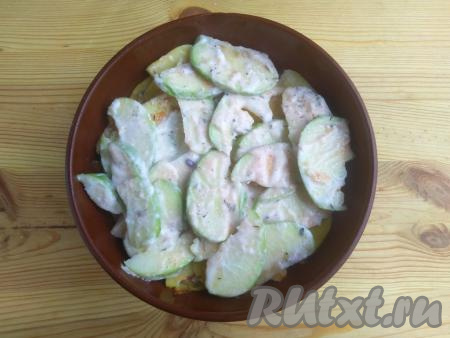 Выложить яблочки в сметане поверх картофеля.
