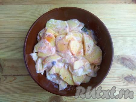 Форму для запекания смазать растительным маслом, выложить в неё картофель в сметане со специями.