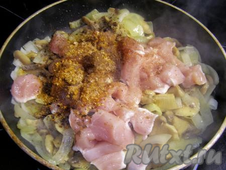 Кладём в сковородку куриное филе, добавляем соль (у меня адыгейская), приправу для курицы, чёрный свежемолотый перец по вкусу.