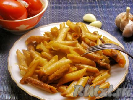 Жареные макароны с томатной пастой на сковороде