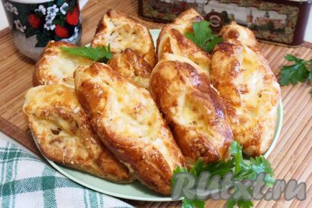 Лодочки из слоёного теста с курицей и сыром