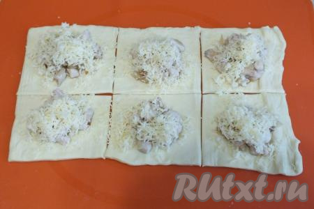 Поверх куриной начинки равномерно разложите натёртый сыр.