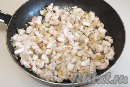 Дайте куриной начинке остыть.