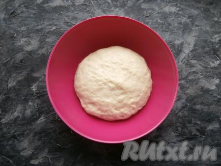 Накрыть посуду с тестом плёнкой и оставить в тёплом месте на 1 час. Тесто должно увеличиться вдвое.