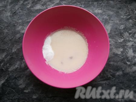 В миске смешать тёплое молоко с тёплой водой (температура молока и воды не должна быть больше 40 градусов), добавить 3 столовые ложки сахара, сырой яичный белок комнатной температуры, соль, разрыхлитель, всыпать сухие дрожжи.