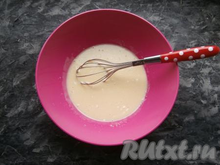 Масло сливочное растопить, немного остудить и добавить в миску к остальным ингредиентам, хорошо перемешать венчиком.