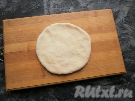 Из каждого шарика теста сформировать лепёшку толщиной около 0,5 см.