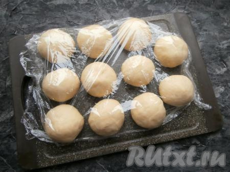 Тесто разделить на 10-11 частей, каждую часть скатать в шарик. Накрыть шарики плёнкой и оставить ещё на 15-20 минут в тёплом месте.
