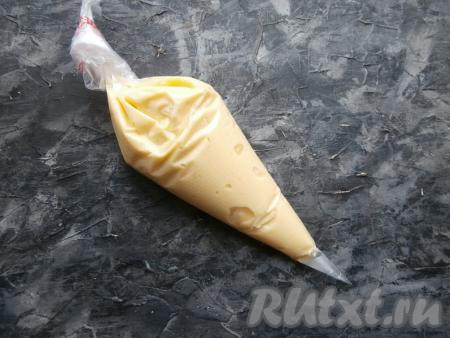 Заварной крем переложить в одноразовый кондитерский мешок, обрезать кончик.