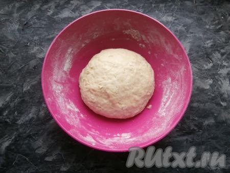 Замесить достаточно мягкое, но хорошо держащее форму и практически не липнущее тесто.