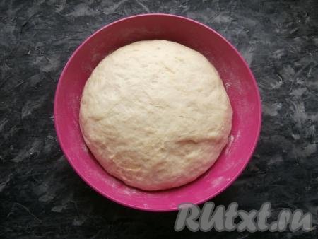 Накрыть тесто плёнкой и оставить в тепле на 60 минут. Оно должно увеличиться в 2-3 раза.