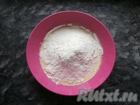 Частями всыпать просеянную муку.