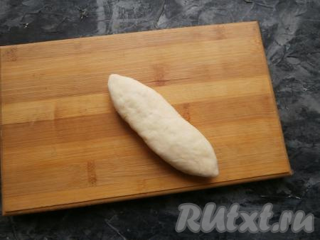 Заготовку перевернуть и немного приплюснуть.