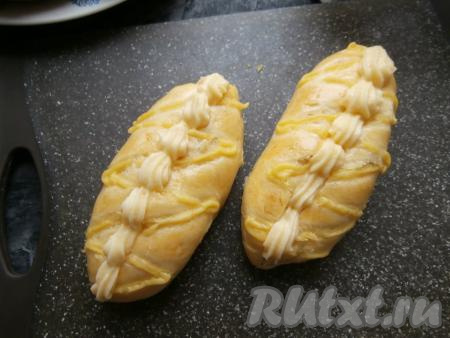 Дать дрожжевым булочкам остыть, затем разрезать их сверху вдоль, не доходя до низа и заполнить разрез оставшимся заварным кремом так, чтобы крем выступал из разреза (можно использовать для красоты насадку "звездочка", тогда крем будет красиво смотреться).