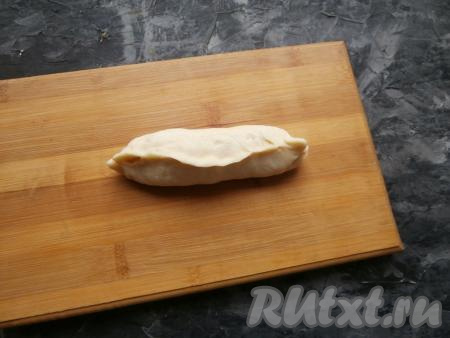 Свернуть лепешку в неплотный рулет, края защипнуть.