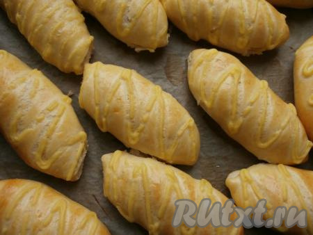 Испечь булочки в разогретой до 180 градусов духовке в течение 20-25 минут (до румяности).