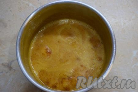 Сливки разогрейте (но не кипятите) в микроволновке или на плите. Влейте в карамель очень аккуратно горячие сливки, масса начнёт шипеть и пениться. От сливок сахар станет твёрдым. Держите карамель на небольшом огне, при постоянном помешивании, минут 5-6 (до полного растворения карамели в сливках, возможно, времени понадобится немного больше). Снимите получившуюся карамель с огня.