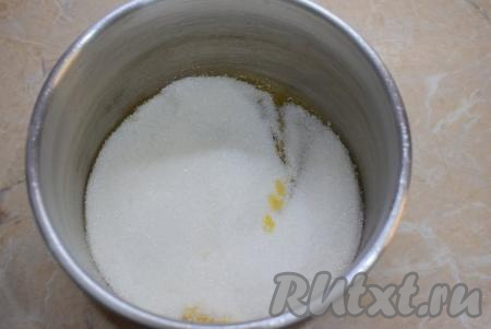 Для варки карамели можно взять алюминиевую или толстостенную посуду. В посуду, в которой вы будете варить карамель (я варю в алюминиевом ковше), насыпьте сахар тонким слоем (для того чтобы была возможность насыпать сахар тонким слоем, посуда должна быть с достаточно широким дном) и поставьте на минимальный огонь (если сделать большой огонь, то сахар будет гореть). Постепенно нагреваясь, сахар начнёт таять. Перемешивать пока не надо.