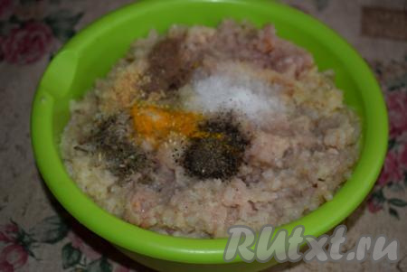 К прокрученному фаршу кладём соль, чёрный молотый перец, любимые вами специи и сушёный чеснок.