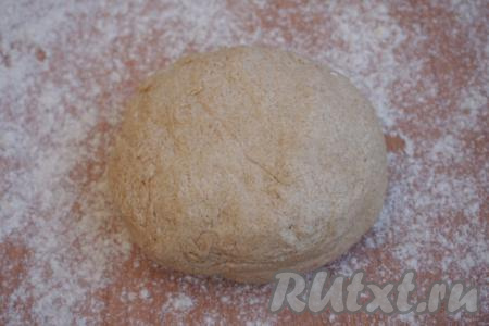 Присыпаем стол мукой и выкладываем на него тесто. Хорошенько обминаем будущий хлебушек.