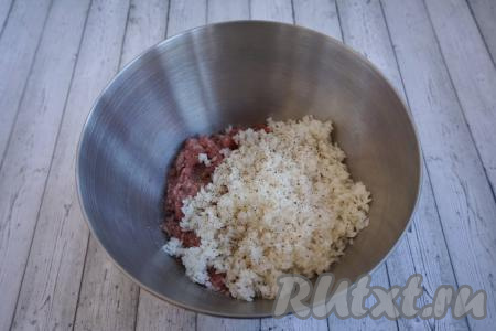 Соединяем рис и 700 грамм мясного фарша (я беру свино-говяжий, но отлично подойдёт и любой другой мясной фарш), солим, приправляем специями по вкусу. Тщательно перемешиваем фарш с рисом.