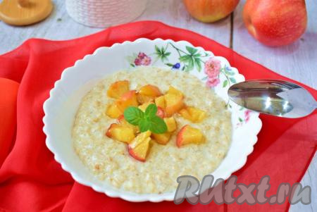 Овсяная каша на молоке с яблоками