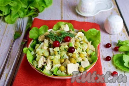 Сытный, вкусный, аппетитный салат с грибами, курицей и картошкой готов! Переложите его в салатник и подавайте к столу в качестве закуски или полноценного самостоятельного блюда.