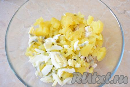 Очистите отварной картофель от кожуры, яйца - от скорлупы. Затем нарежьте картошку и яйца кубиками, выложите к грибочкам и куриному мясу.