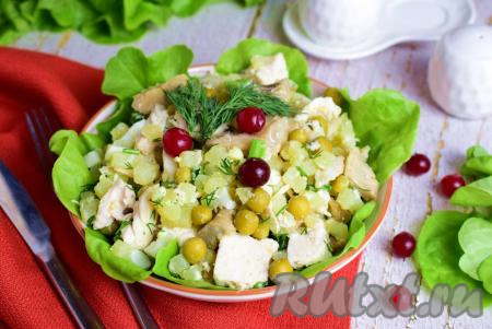 Салат с грибами, курицей и картошкой