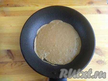 Сковороду смазать растительным маслом, разогреть. Набрать тесто в половник и вылить на сковороду. Распределить его по поверхности, наклоняя сковороду в разные стороны. Выпекать блин из куриной печени до зарумянивания краёв (в течение 1-1,5 минут) на среднем огне.