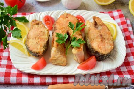 Подать жаренные на сковороде стейки горбуши можно с гарнирами из круп, свежими овощами или салатами из свежих овощей, дополнив свежей зеленью и любимым соусом.