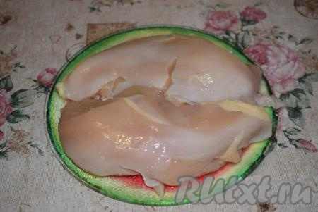Куриное филе промоем холодной водой и обсушим бумажными полотенцами.