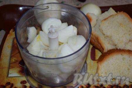 Лук очистим и нарежем на кусочки, которые помещаются в мясорубку (или удобно прокручивать в блендере). Ломтик хлеба замочим в 50 мл воды.