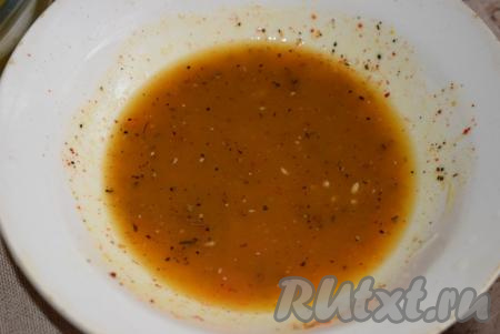Теперь приготовим ароматное масло для запекания картофеля, для этого в миску, пригодную для СВЧ, нарезаем кубиками сливочное масло и отправляем в микроволновку на 1 минуту (масло должно растаять). К сливочному маслу добавляем 2 столовые ложки растительного масла, специи по вкусу (я добавила специи для картофеля) и перемешиваем.