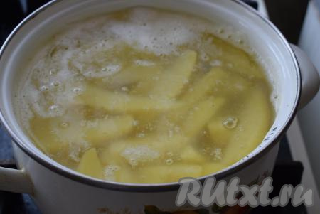 Зальём картофель кипящей водой и поставим кастрюлю на огонь. Добавляем соль по вкусу и варим картофель с момента закипания на умеренном огне, примерно, 10 минут (до полуготовности).