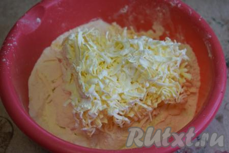 Тщательно руками растираем муку с маргарином.