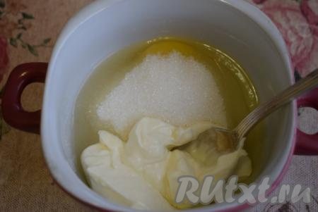 В отдельную миску вбиваем яйцо, насыпаем сахар и добавляем майонез, перемешиваем.