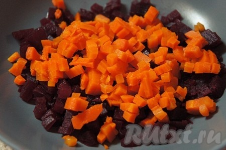 Морковь очистить, нарезать мелким кубиком и добавить к свекле.