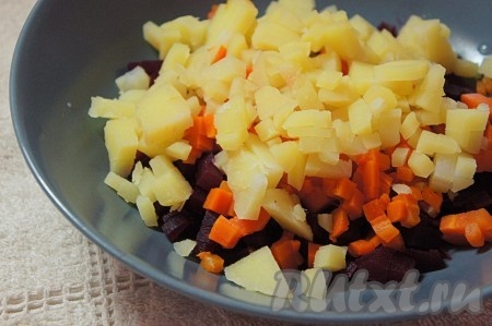 Картофель очистить, нарезать мелким кубиком, добавить к овощам.
