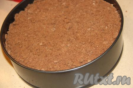 Поверх творожной массы аккуратно раскрошить оставшуюся крошку, равномерно покрывая творожную начинку. 
