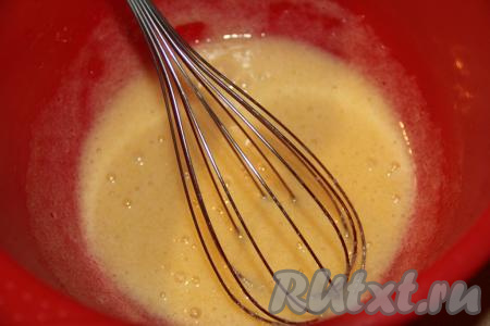Перемешать массу венчиком. 
